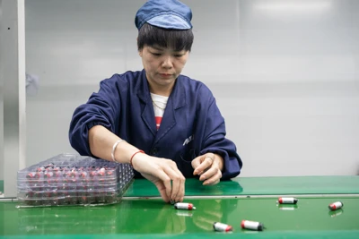 Pin lithium có thể sạc lại VS Pin Hyđrua kim loại Niken