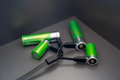 Làm thế nào để thực hiện đúng cách lần sạc đầu tiên cho pin sạc Lithium-Ion m...